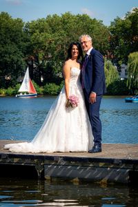 MG Fotografie | Hochzeitspaar steht auf einem Steg am Aasee