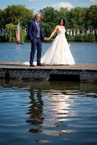 MG Fotografie | Hochzeitspaar steht auf einem Steg am Aasee 3